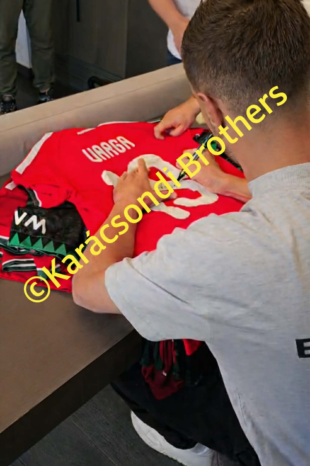 Aláírt relikvia közeli részlet